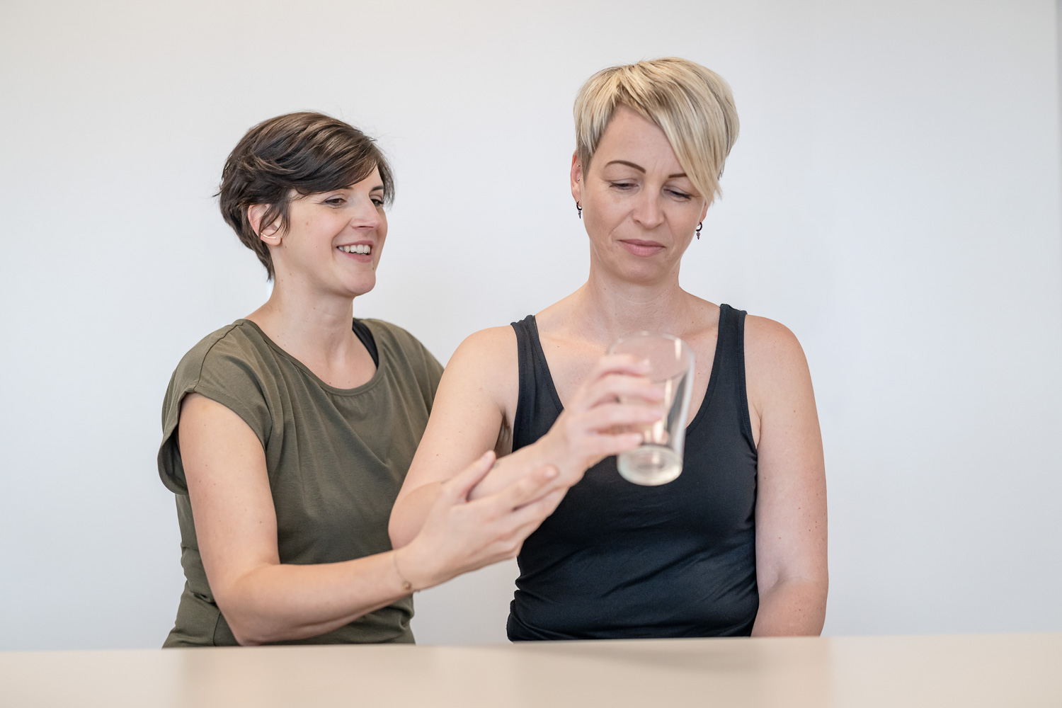 Julia Zeiner-Mayrhofer Julia Zeiner-Mayrhofer bei der ergotherapeutischen Arbeit mit einer Klientin